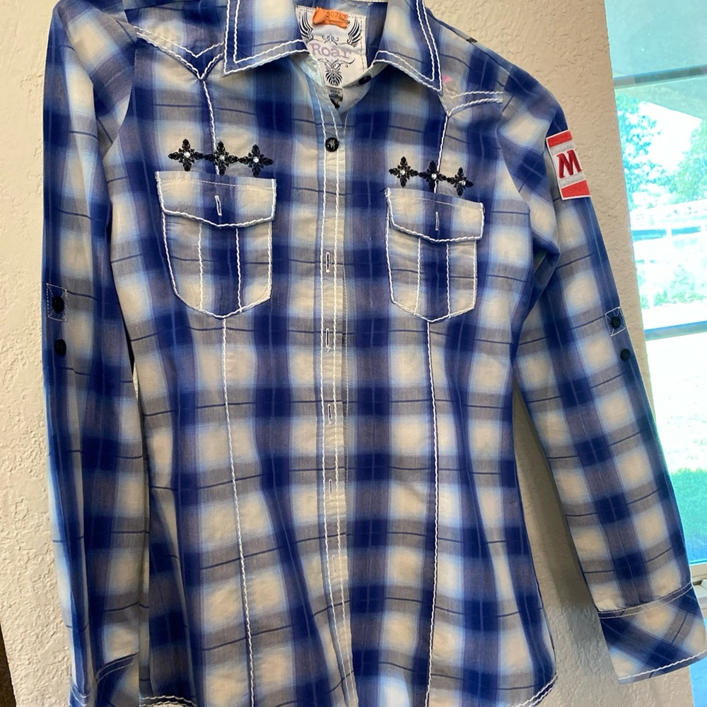 Ladies extra small Roar rodeo shirt with sponsors patches.